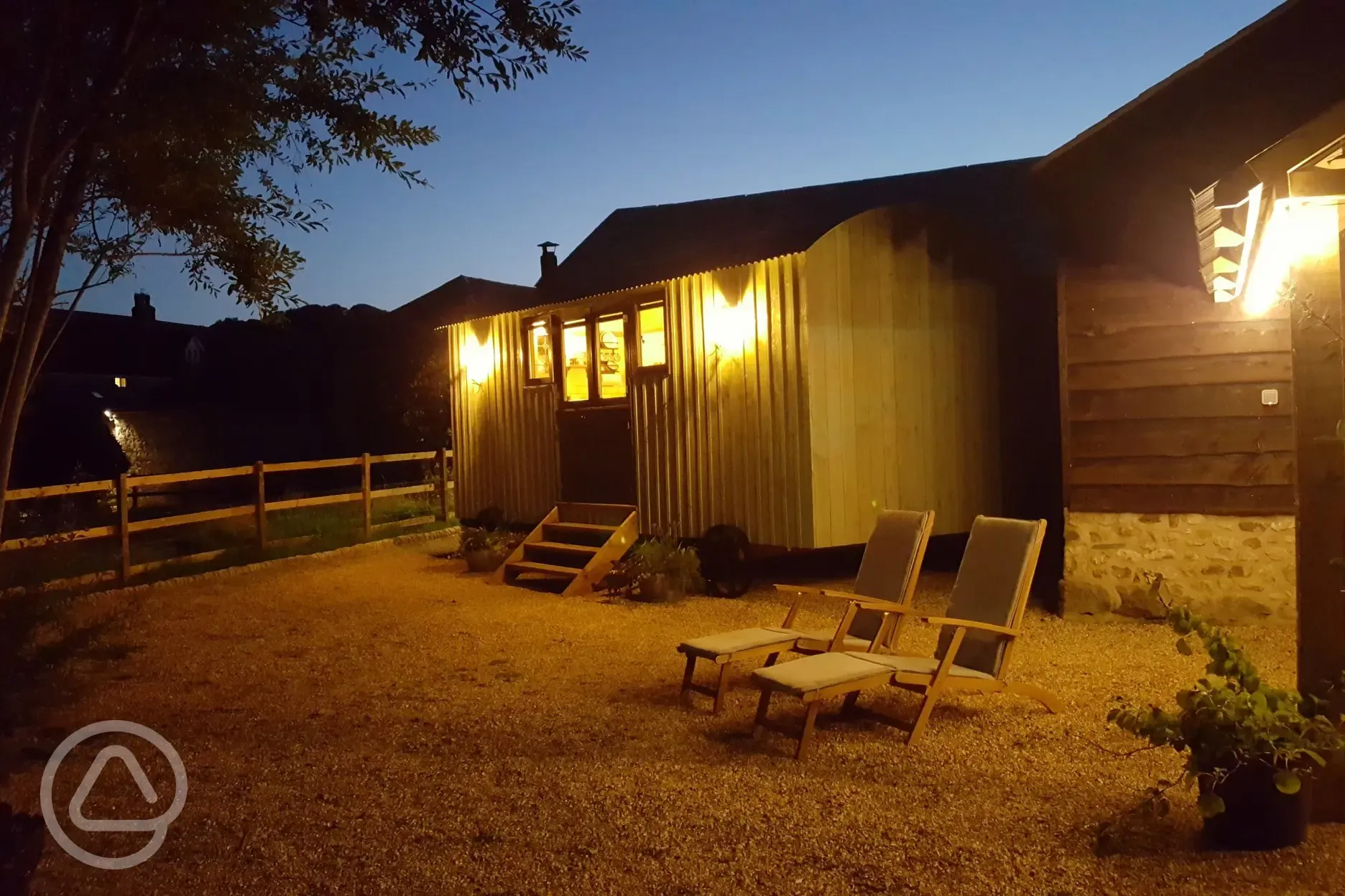 Unwind in this large ensuite Hut with stunning valley views!