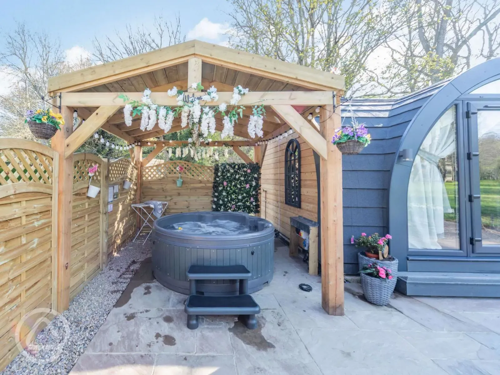 Private undercovered Hot tub