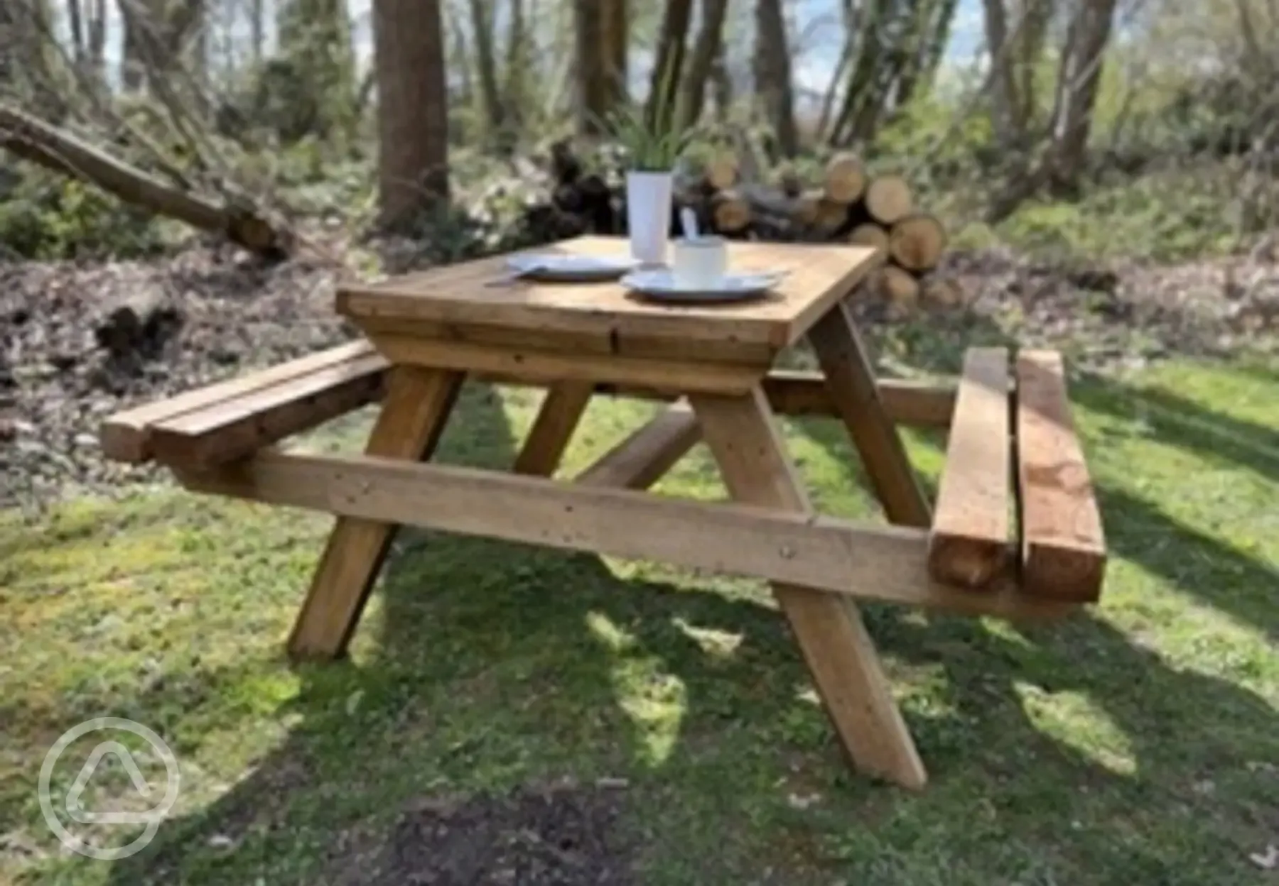 The Mouse Nook glamping cabin picnic bench 