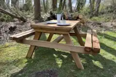 The Mouse Nook exterior picnic bench