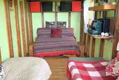 Double sofa bed and single twin beds in the shepherd's hut (without electric)
