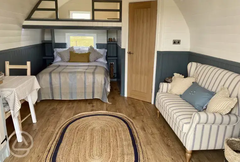 Ensuite glamping pod with hot tub interior