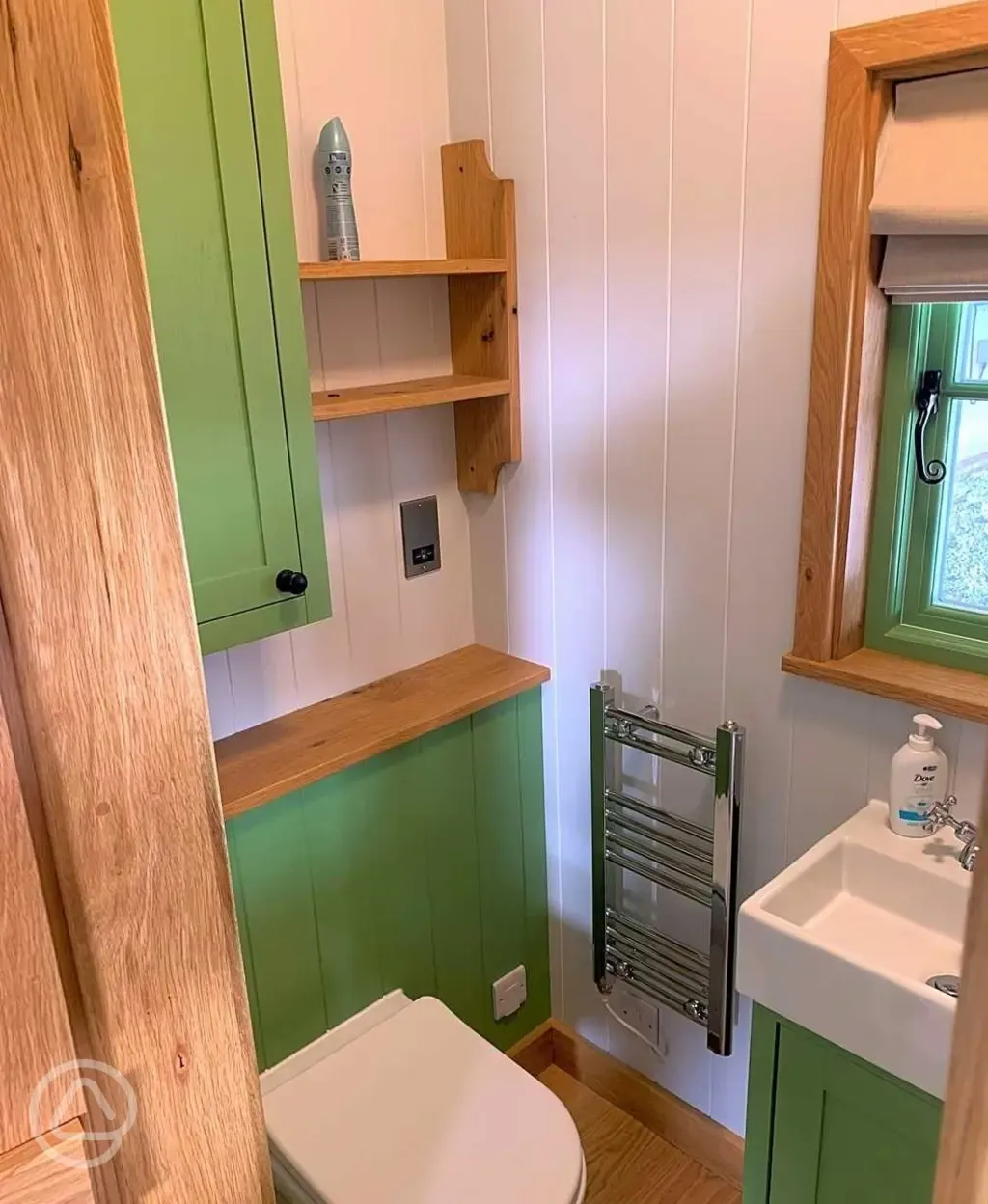 Shepherd's hut - ensuite bathroom