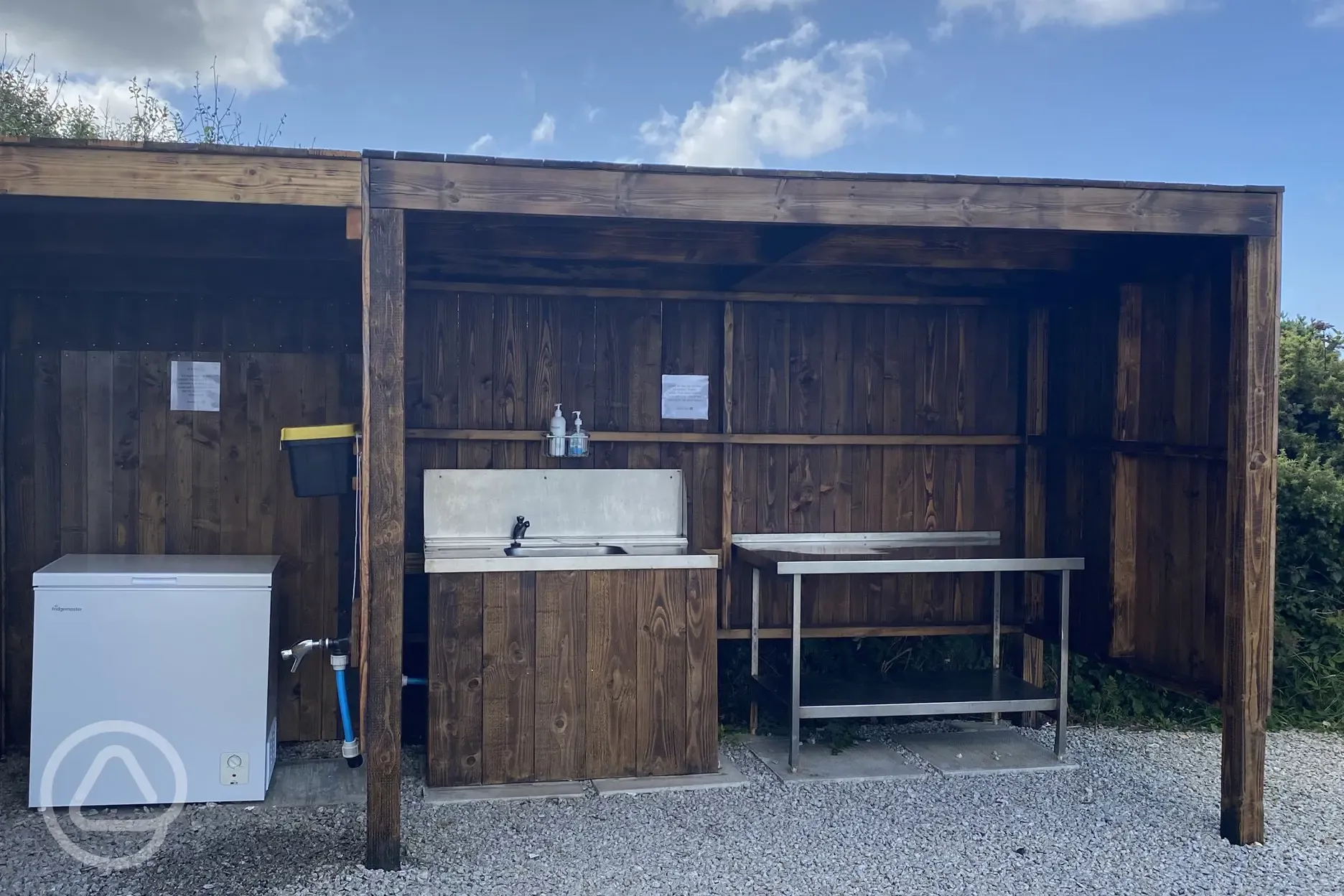 Outdoor wash up area Outdoor wash up area