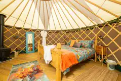 Yurt king size bed and log burner (bedding and towels provided) Yurt king size bed and log burner (bedding and towels provided)