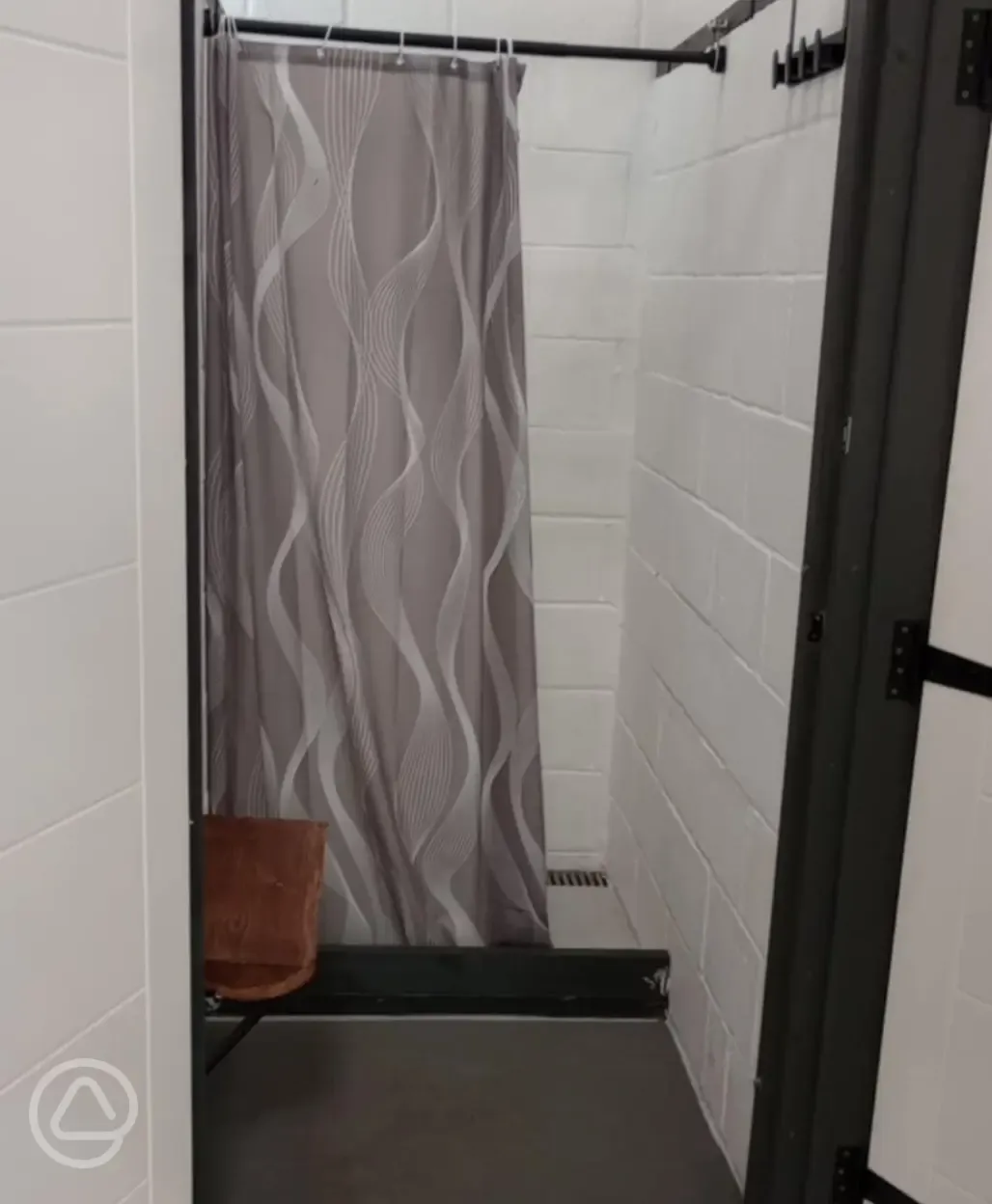 Shower cubicle equipped with clothing hooks