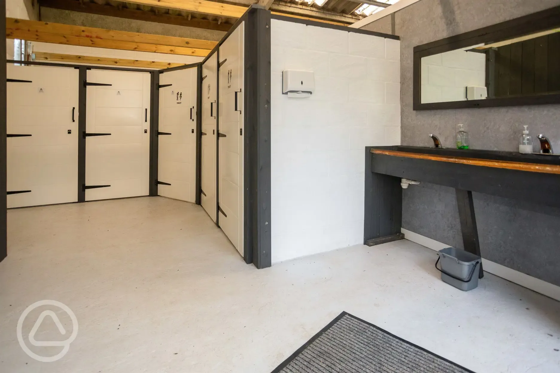 Facility block with two toilets and two showers