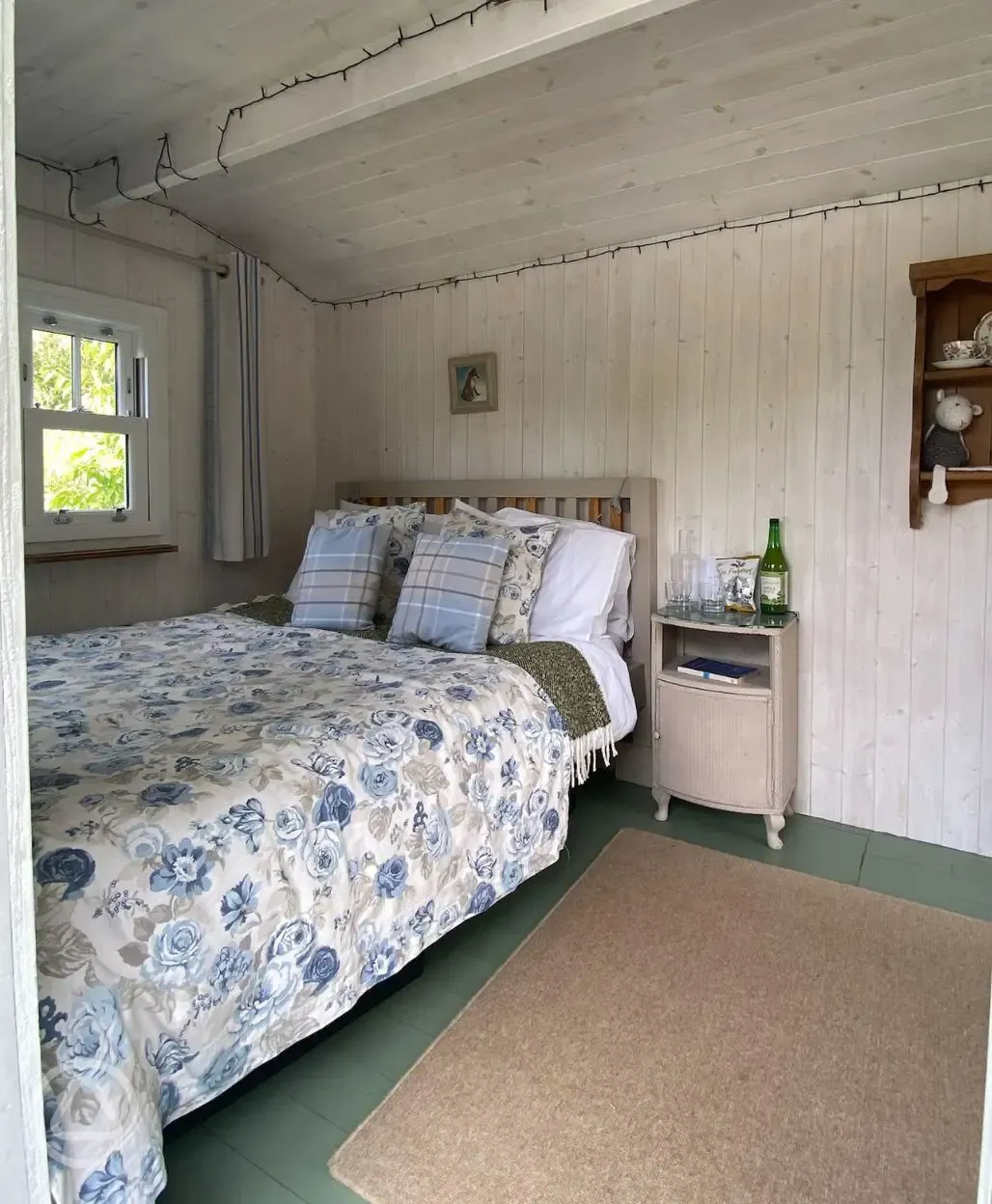 Evelyn shepherd's hut bed