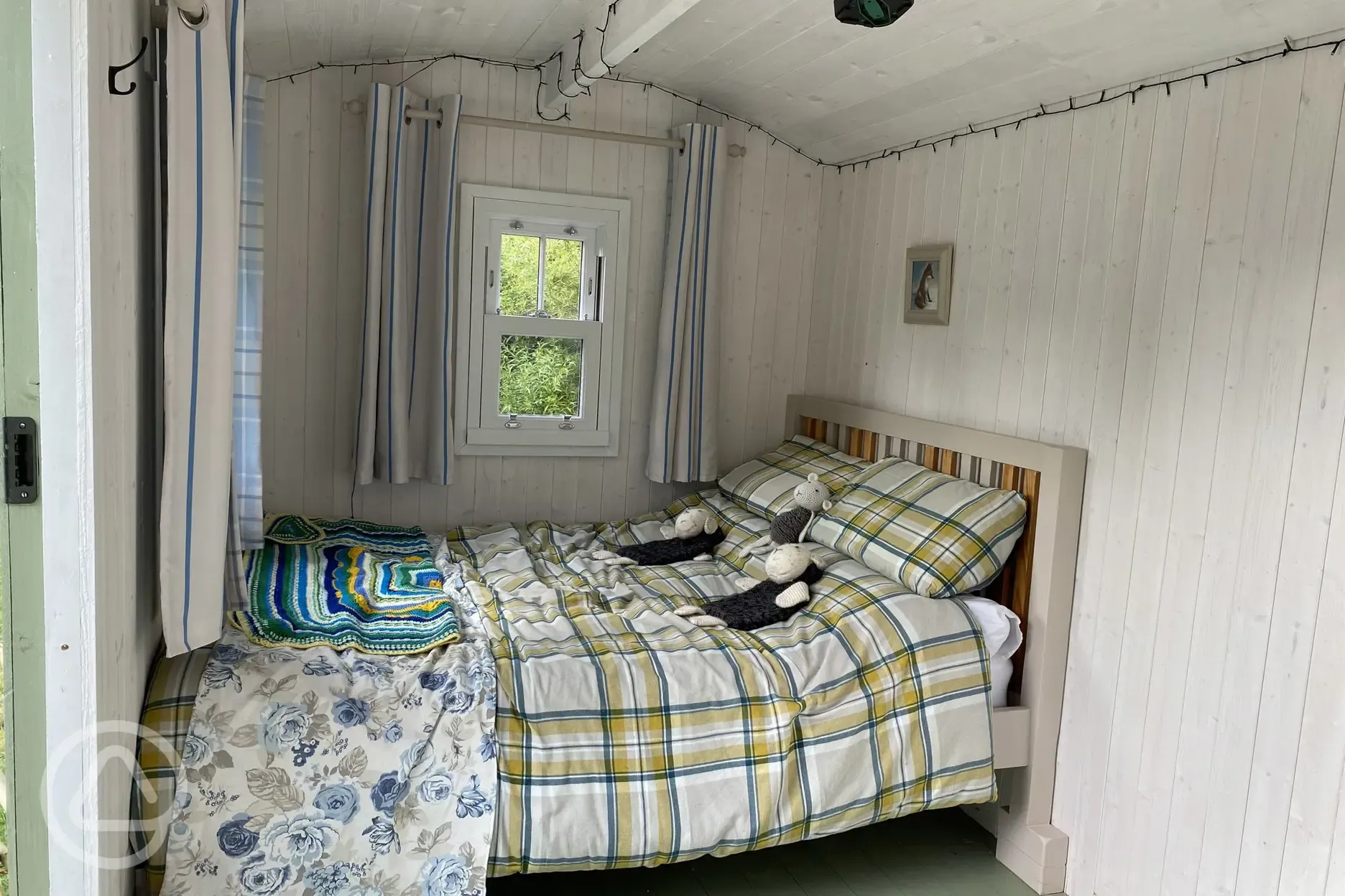 Evelyn shepherd's hut bed