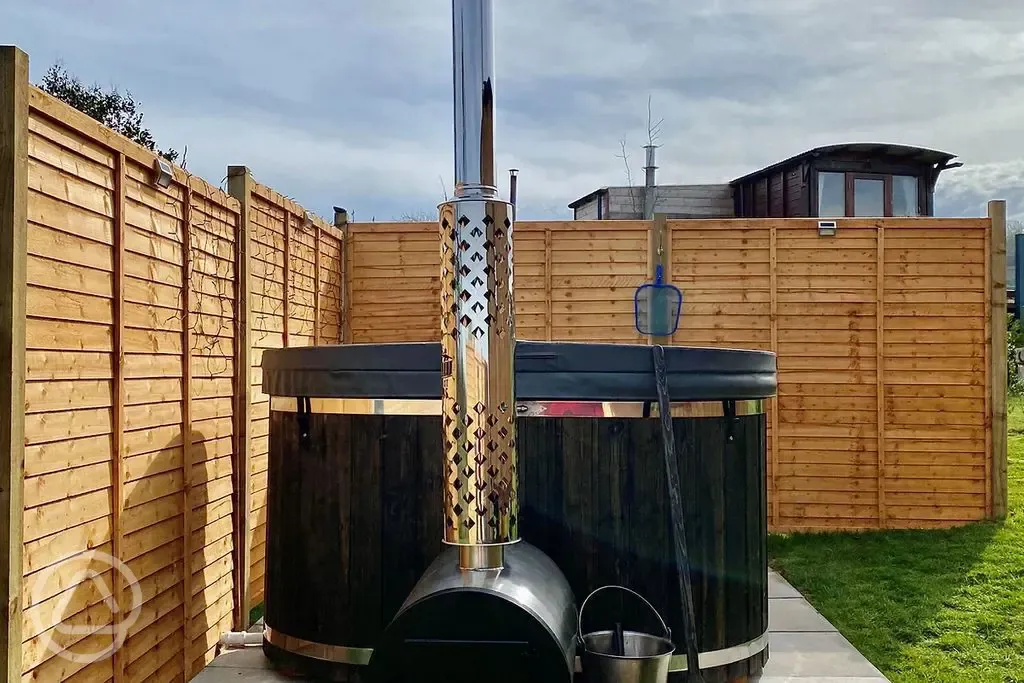 Shepherd's hut (Mabel) hot tub