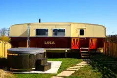The Showman's Ensuite Caravan (Lola) with a hot tub The Showman's Ensuite Caravan (Lola) with a hot tub