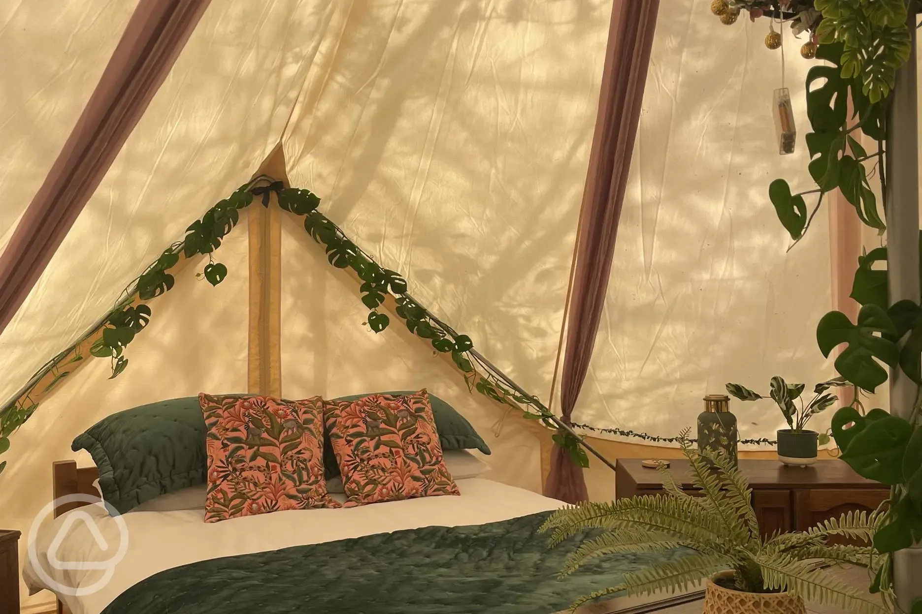 Jungle bell tent double bed