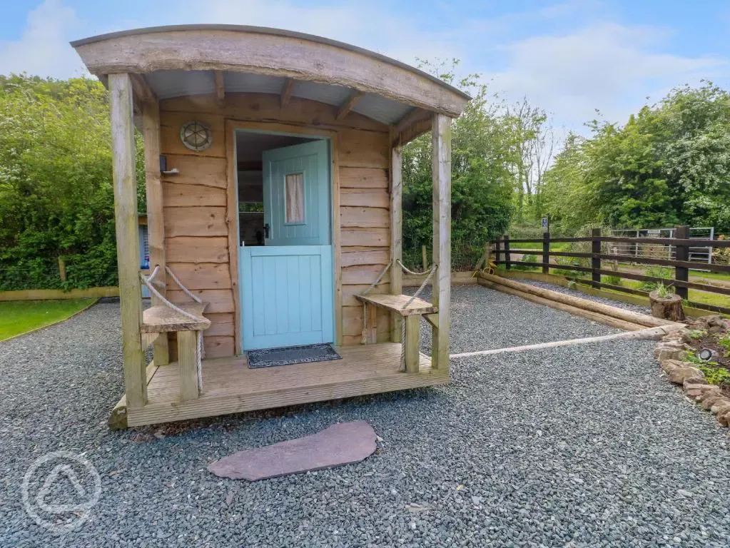 Cwt Cyntaf shepherd's hut