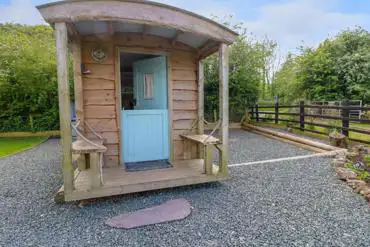 Cwt Cyntaf shepherd's hut