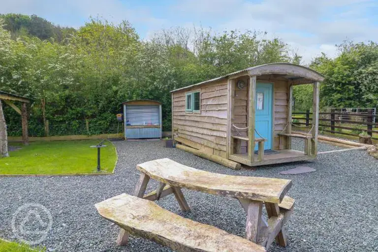 Cwt Cyntaf shepherd's hut