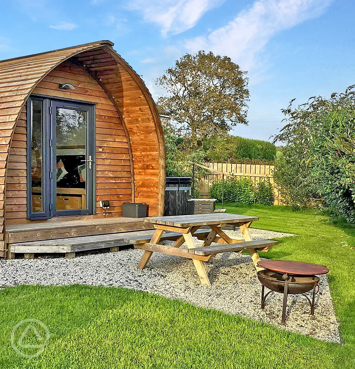 Pod with hot tub, fire pit and picnic bench