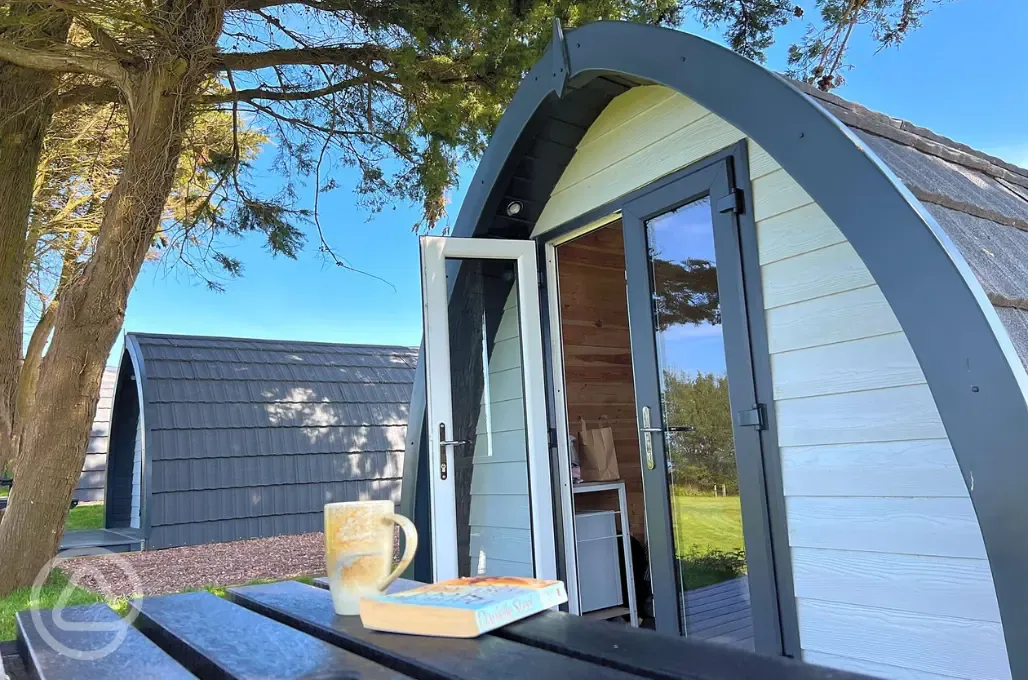 Glamping pod with valley views picnic bench (pet friendly)