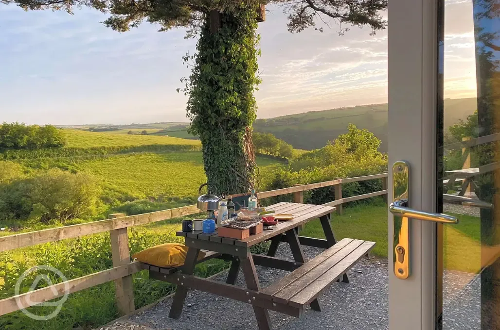 Glamping pod with valley views picnic bench (pet friendly)