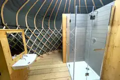 Corncockle and Clover yurt ensuite