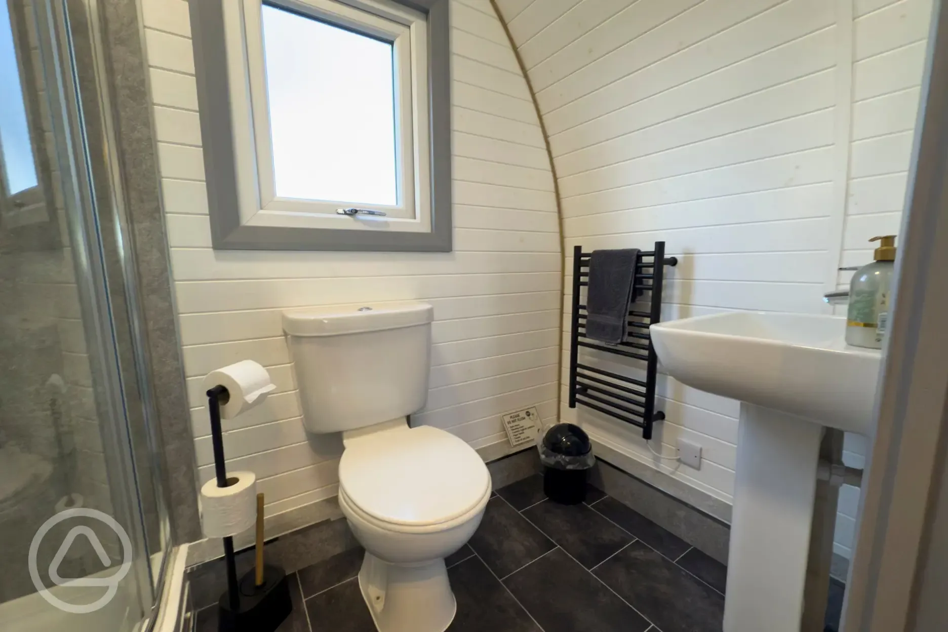 Bluebell ensuite glamping pod - bathroom