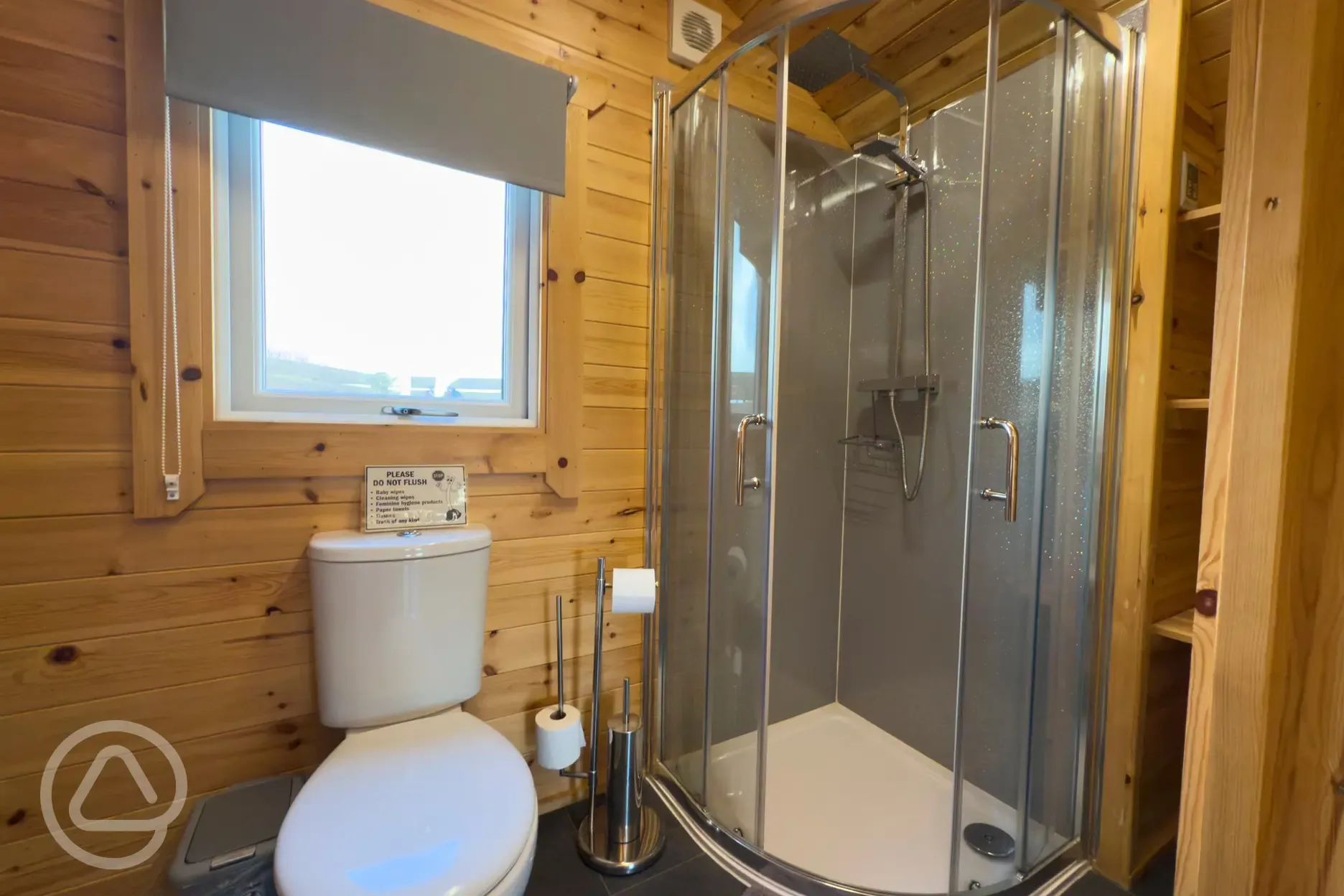 Rose ensuite glamping pod - bathroom