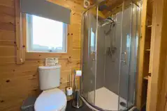 Rose ensuite glamping pod - bathroom