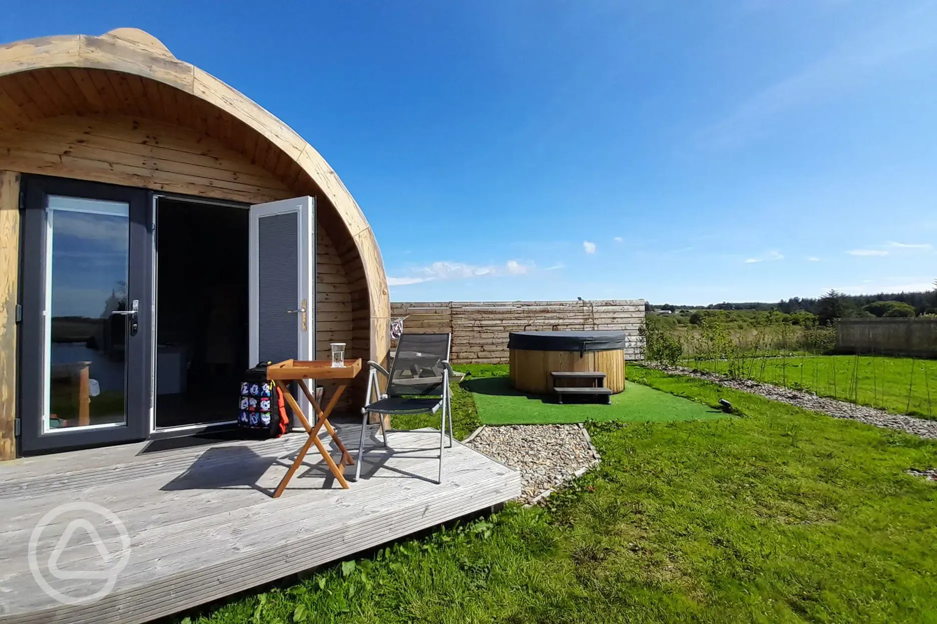 Rose ensuite glamping pod with hot tub