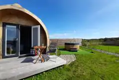 Rose ensuite glamping pod with hot tub