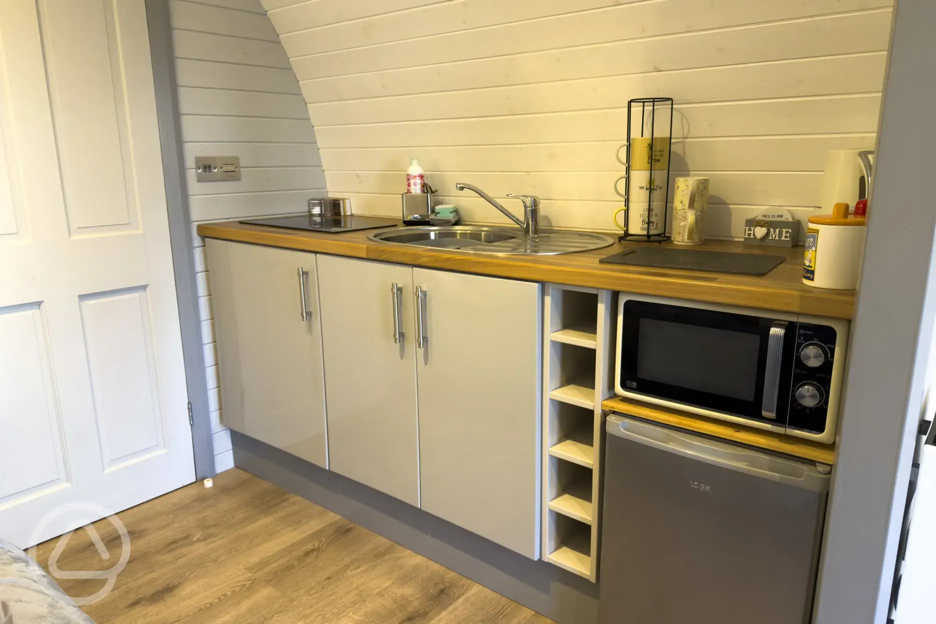 Bluebell ensuite glamping pod - kitchen