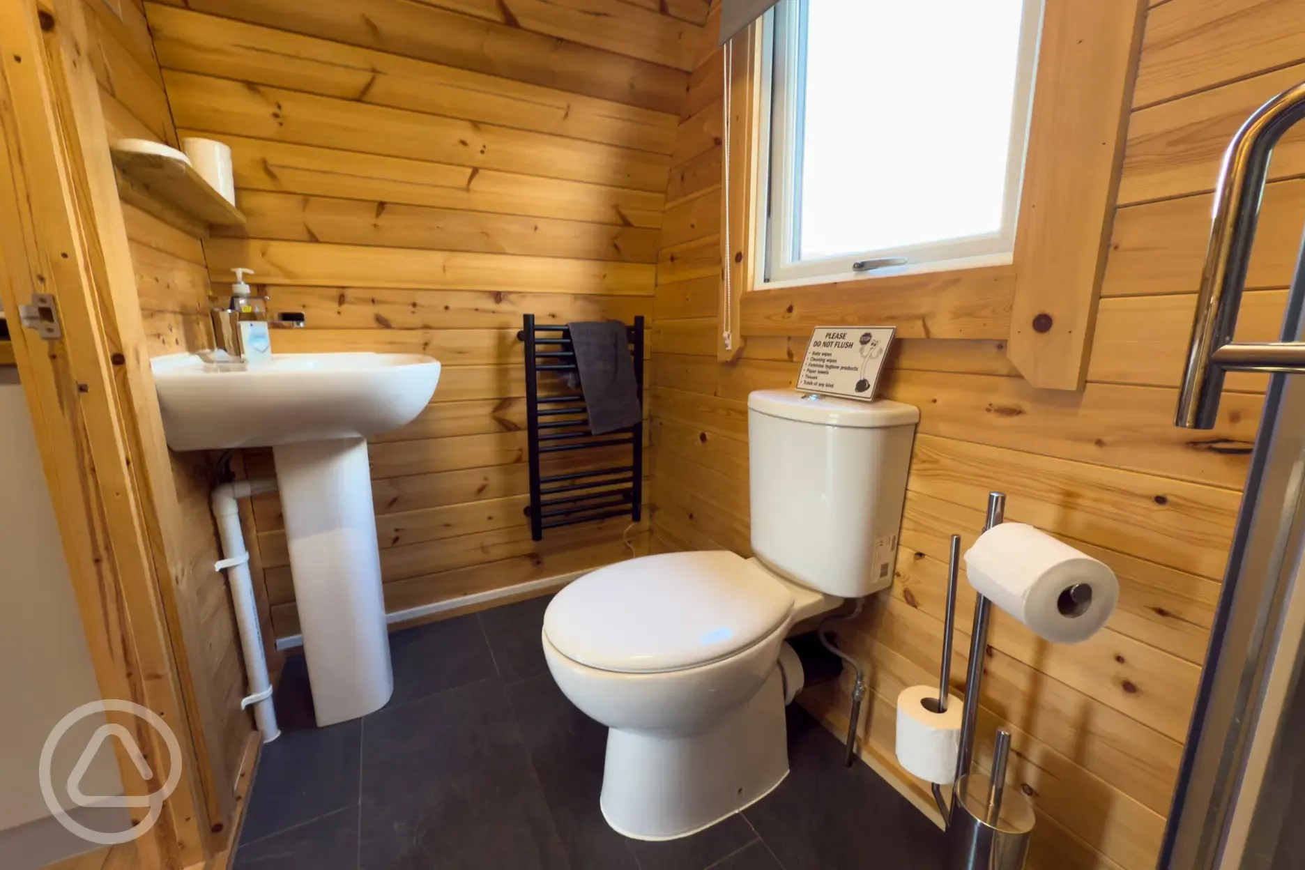 Rose ensuite glamping pod - bathroom