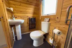 Rose ensuite glamping pod - bathroom