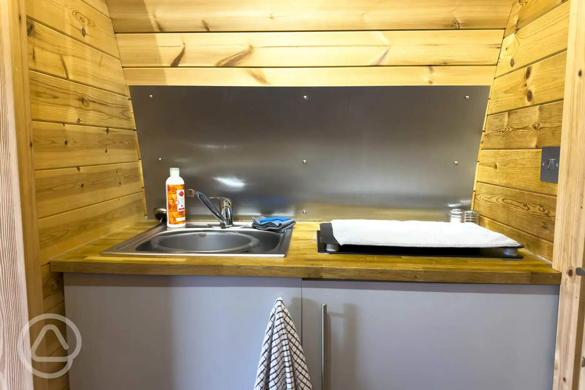 Rose ensuite glamping pod - kitchen