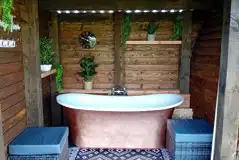 Wigwam Grand with outside bath