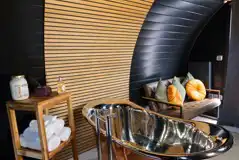 Boujee glamping pod roll top copper bath