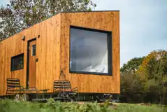 Fox glamping cabin with outdoor seating and a fire pit/grill