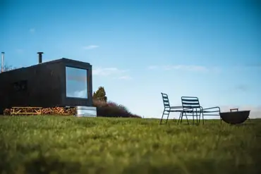 Hare glamping cabin with an outdoor cold plunge bath and fire pit/BBQ