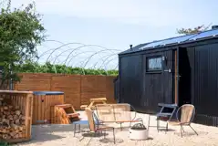Pheasant glamping cabin with a wood-fired hot tub and fire pit/BBQ grill
