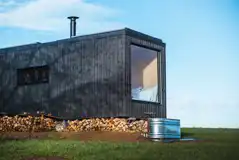 Hare glamping cabin with an outdoor cold plunge bath