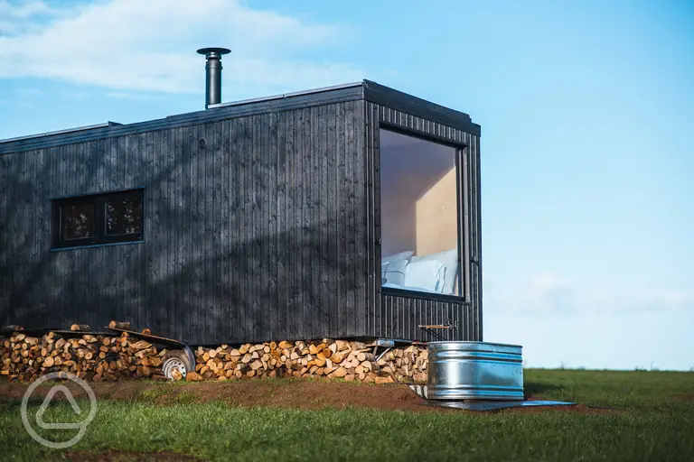 Hare glamping cabin with an outdoor cold plunge bath
