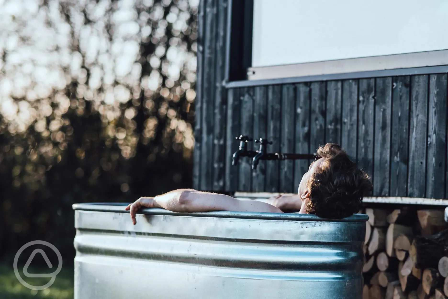 Hare glamping cabin outdoor bath