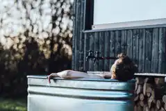 Hare glamping cabin with an outdoor cold plunge bath