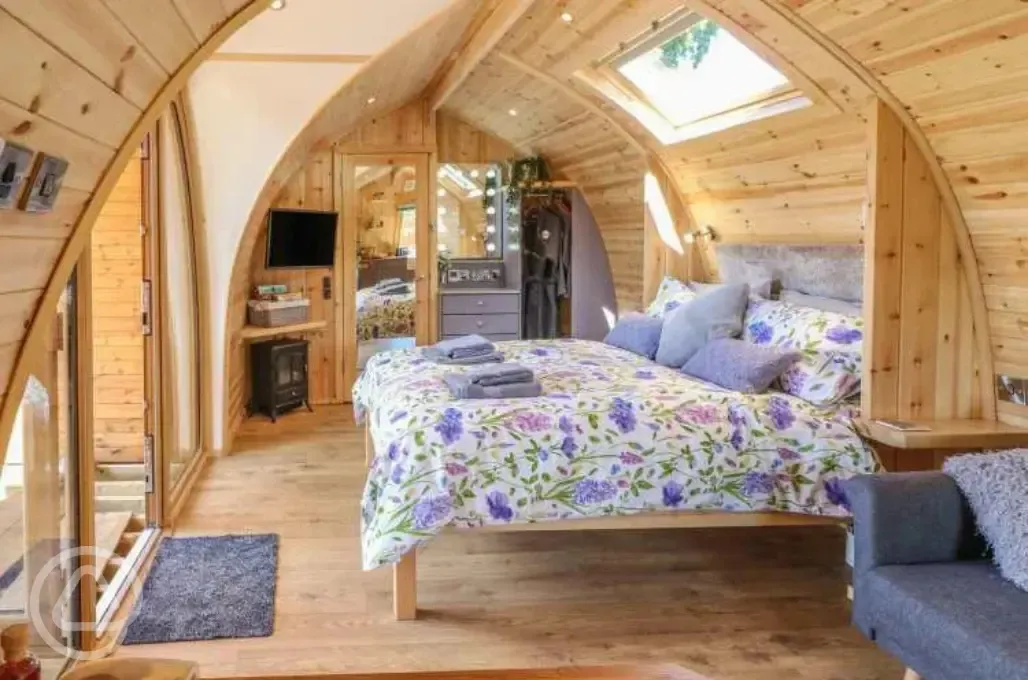  Dandelion ensuite glamping pod bedroom