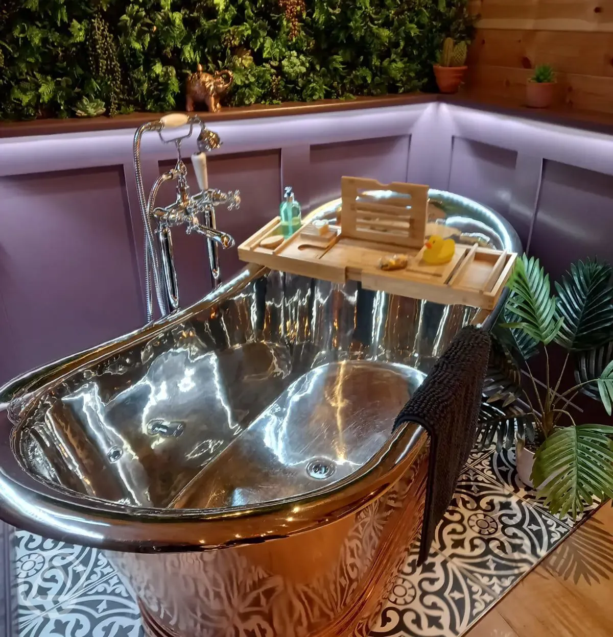 Bluebell ensuite glamping pod roll top copper bath