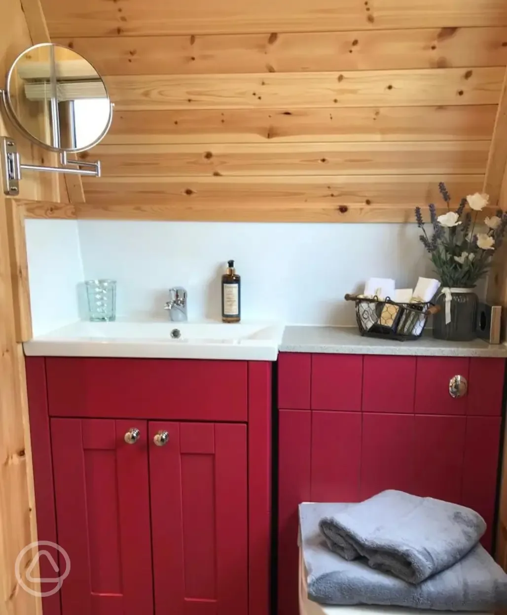 Buttercup ensuite glamping pod bathroom