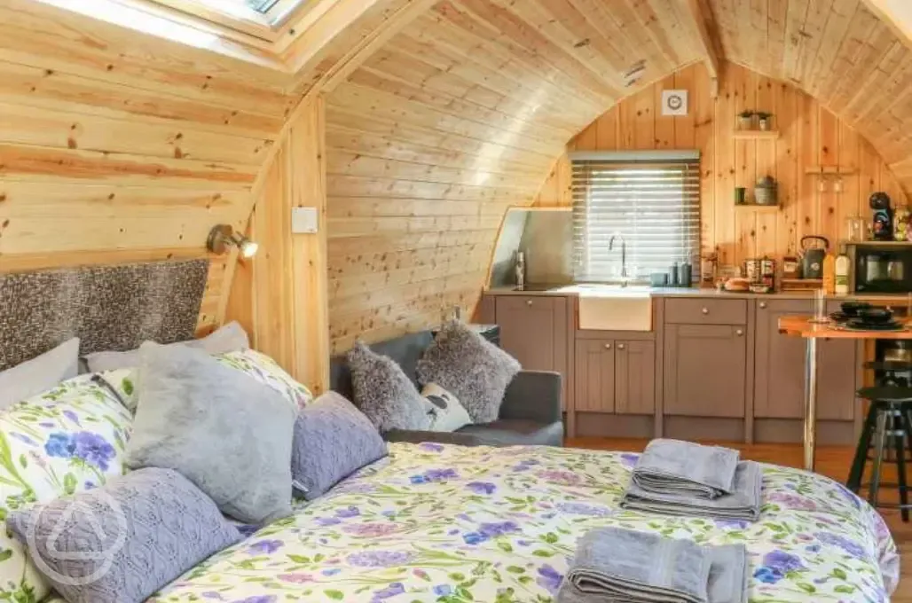 Dandelion ensuite glamping pod bedroom