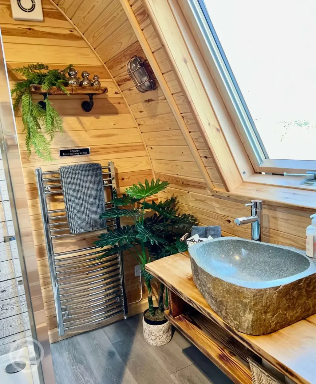 Foxglove ensuite glamping pod bathroom 