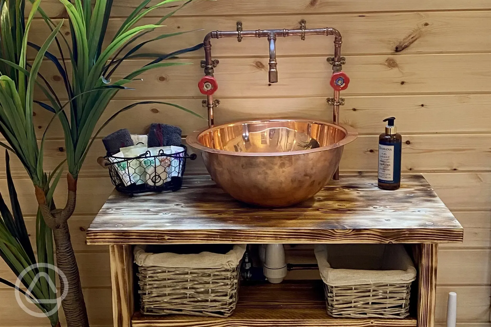 Bluebell ensuite glamping pod copper sink