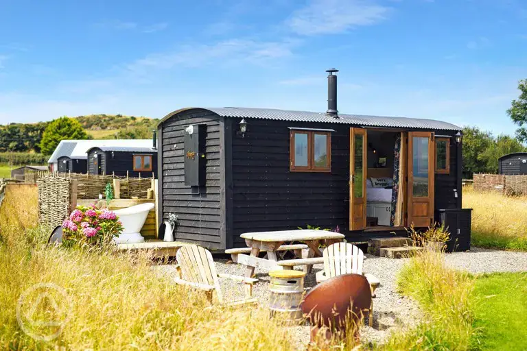 Polypody shepherd's hut and outdoor bath