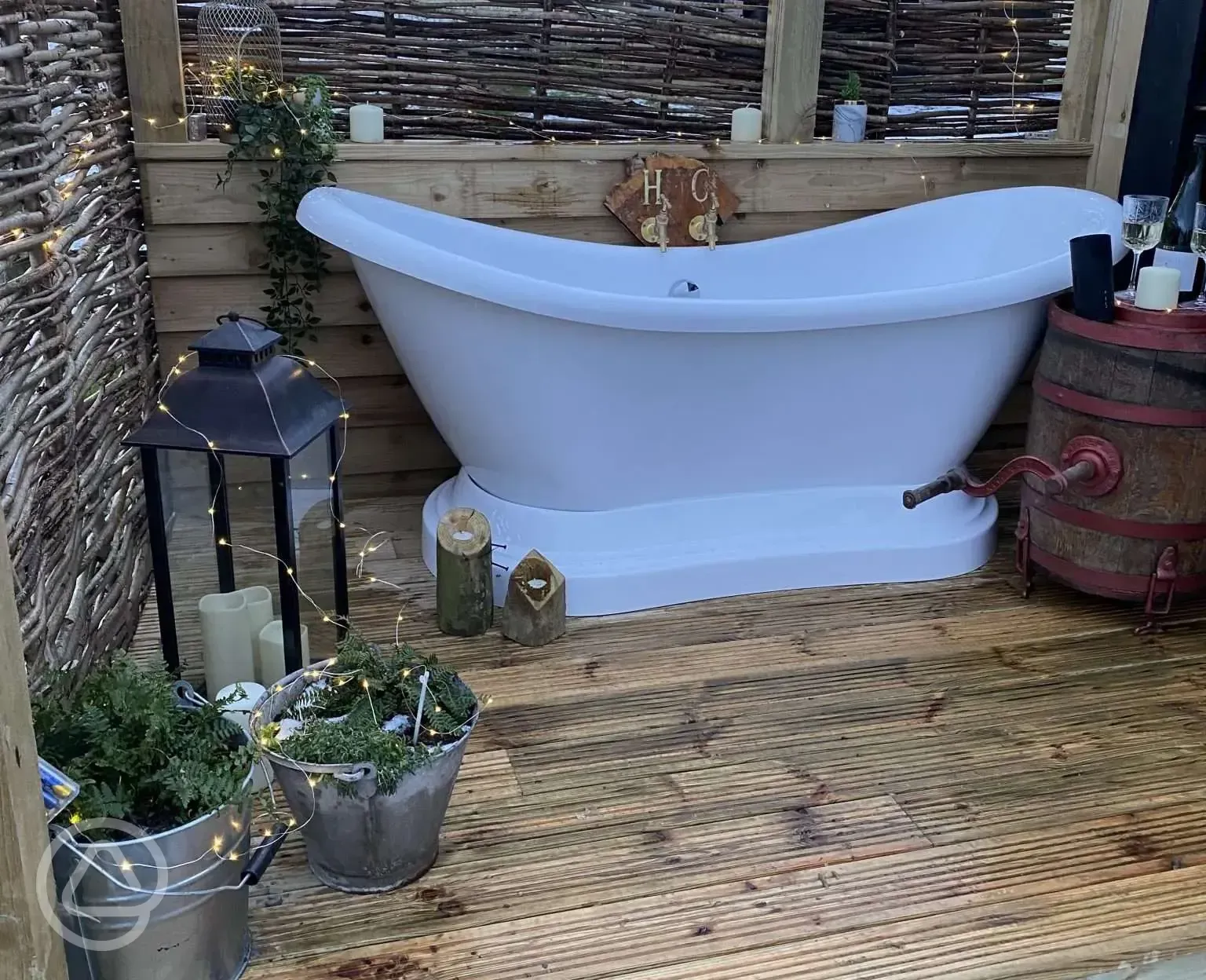 Outdoor bathtub