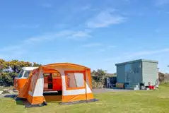 Electric hardstanding and grass ensuite pitch (Medlyn Meadows)